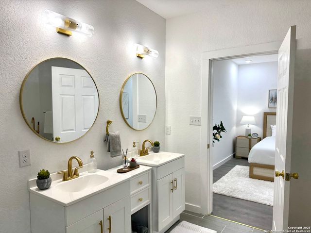 1722 W Ridgewood Ct, San Antonio, TX 78201