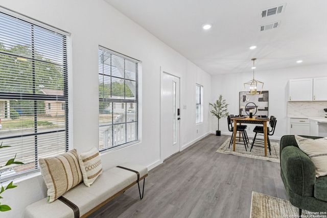 1722 W Ridgewood Ct, San Antonio, TX 78201