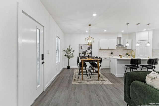 1722 W Ridgewood Ct, San Antonio, TX 78201