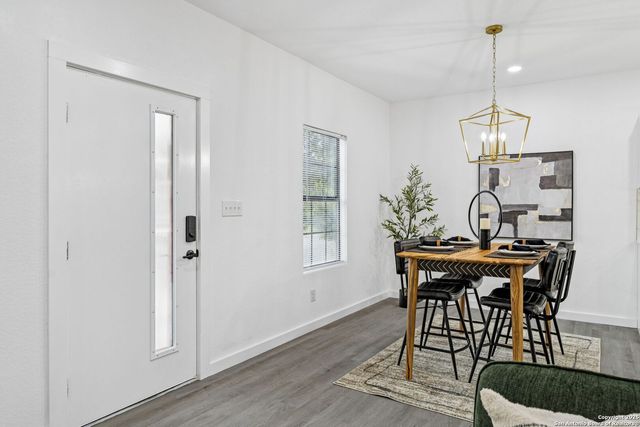 1722 W Ridgewood Ct, San Antonio, TX 78201