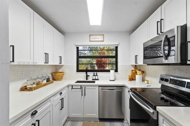 1101 Colony Point Cir 301, Pembroke Pines, FL 33026