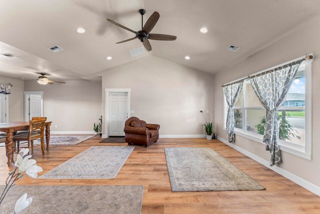 412 Barnum Drive, Phoenix, OR 97535