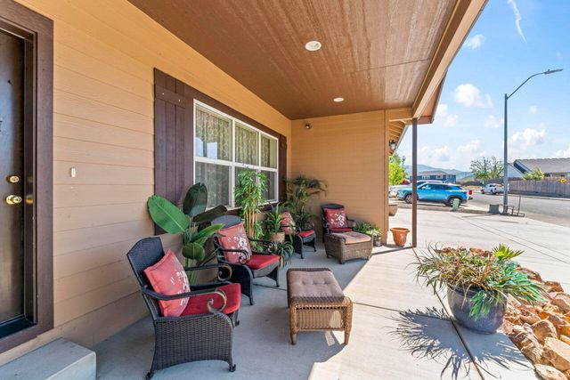 412 Barnum Drive, Phoenix, OR 97535