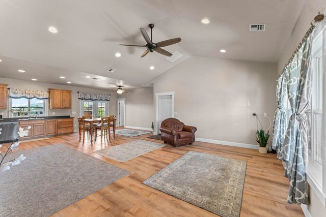 412 Barnum Drive, Phoenix, OR 97535