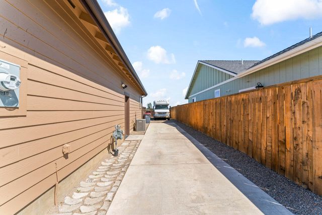 412 Barnum Drive, Phoenix, OR 97535