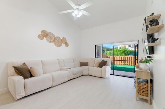 1250 PARKSIDE GREEN Drive B, Greenacres, FL 33415