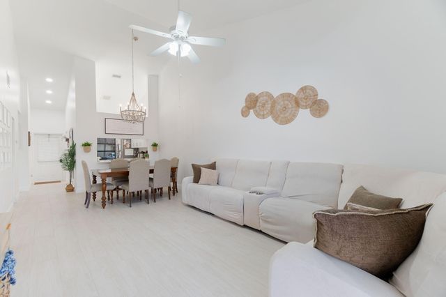 1250 PARKSIDE GREEN Drive B, Greenacres, FL 33415