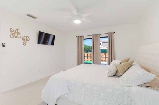 1250 PARKSIDE GREEN Drive B, Greenacres, FL 33415