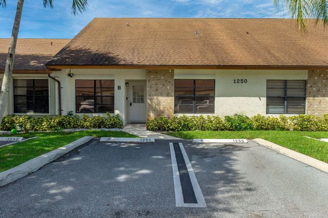 1250 PARKSIDE GREEN Drive B, Greenacres, FL 33415