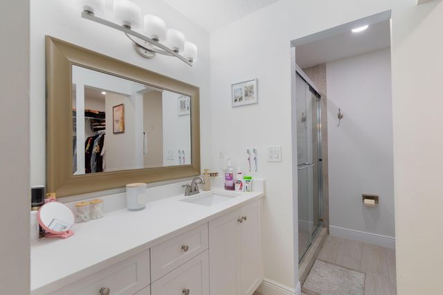 1250 PARKSIDE GREEN Drive B, Greenacres, FL 33415