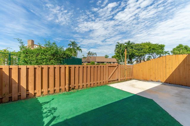 1250 PARKSIDE GREEN Drive B, Greenacres, FL 33415