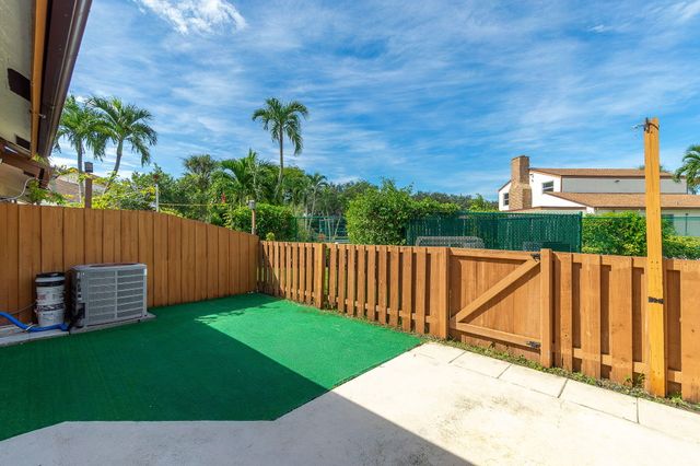 1250 PARKSIDE GREEN Drive B, Greenacres, FL 33415