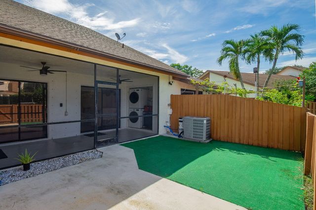 1250 PARKSIDE GREEN Drive B, Greenacres, FL 33415