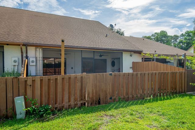 1250 PARKSIDE GREEN Drive B, Greenacres, FL 33415