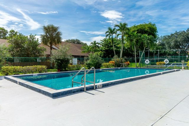 1250 PARKSIDE GREEN Drive B, Greenacres, FL 33415