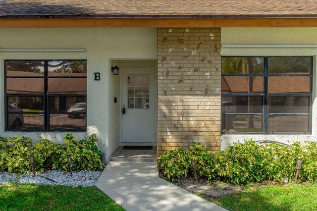 1250 PARKSIDE GREEN Drive B, Greenacres, FL 33415