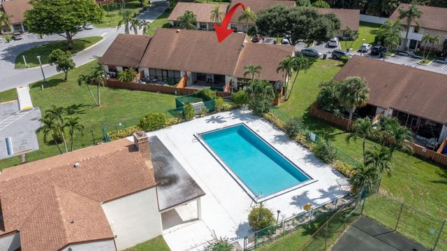 1250 PARKSIDE GREEN Drive B, Greenacres, FL 33415