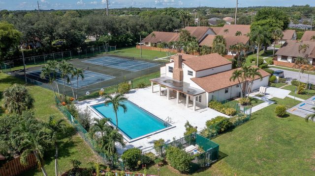 1250 PARKSIDE GREEN Drive B, Greenacres, FL 33415