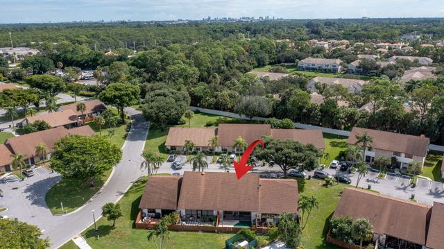 1250 PARKSIDE GREEN Drive B, Greenacres, FL 33415