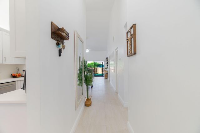 1250 PARKSIDE GREEN Drive B, Greenacres, FL 33415