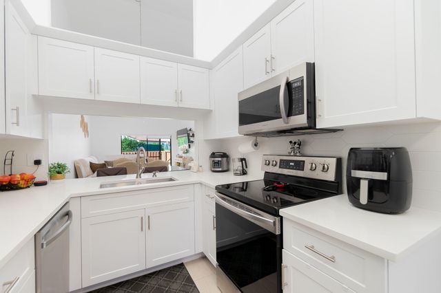 1250 PARKSIDE GREEN Drive B, Greenacres, FL 33415