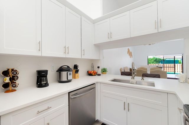 1250 PARKSIDE GREEN Drive B, Greenacres, FL 33415