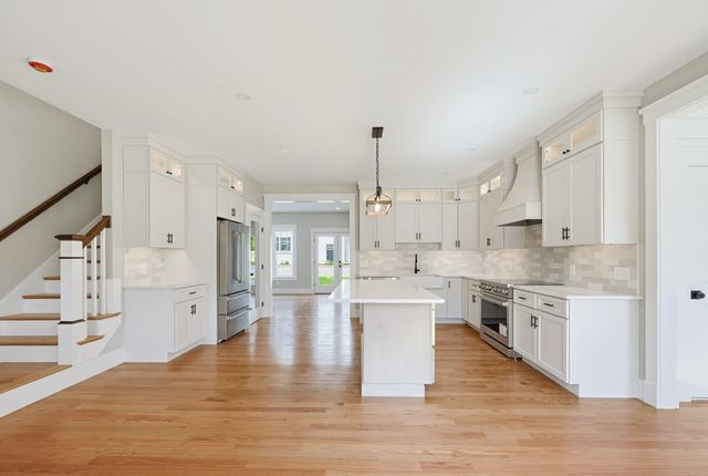 35R Poquanticut Ave R, Easton, MA 02356