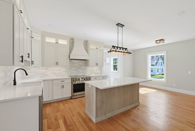 35R Poquanticut Ave R, Easton, MA 02356