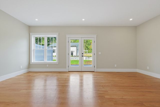 35R Poquanticut Ave R, Easton, MA 02356