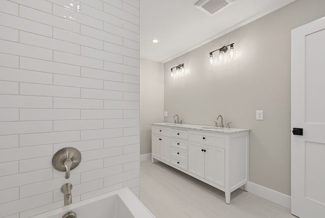 35R Poquanticut Ave R, Easton, MA 02356
