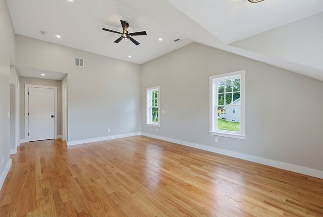 35R Poquanticut Ave R, Easton, MA 02356