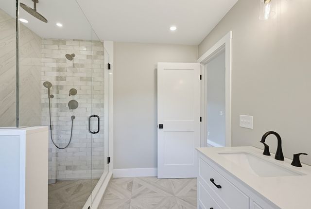 35R Poquanticut Ave R, Easton, MA 02356