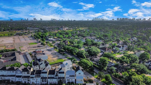 4005 Woodshire Village Estates, Houston, TX 77025