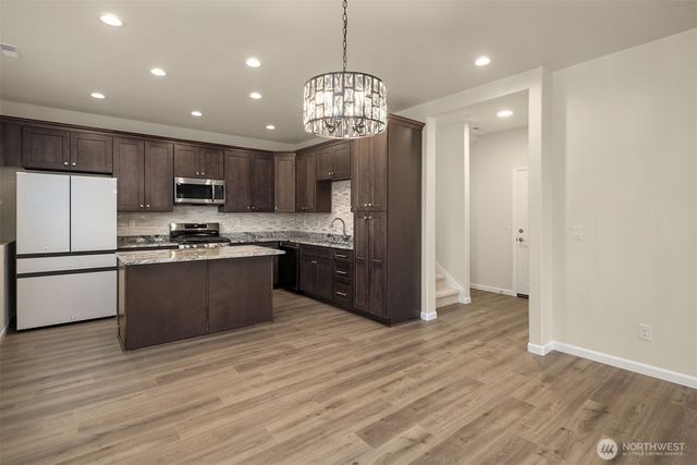 2117 SW 103rd Place, Seattle, WA 98146
