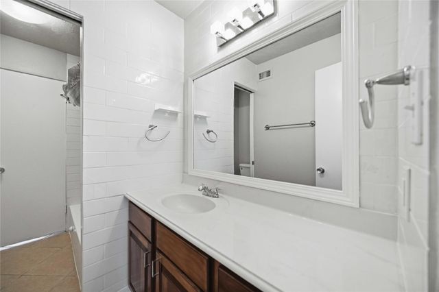 5353 Institute Lane 8, Houston, TX 77005