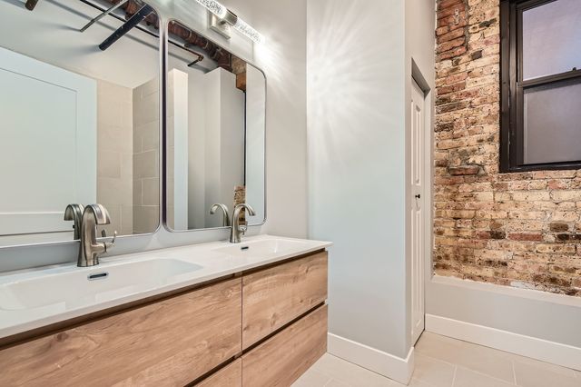 368 W Huron Street 2N, Chicago, IL 60654