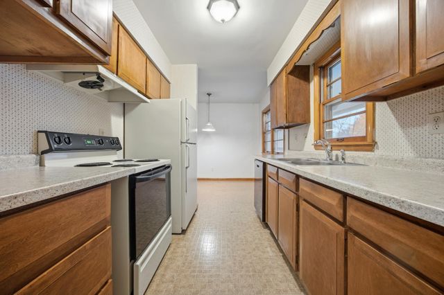 537 Maple Lane, Moorhead, MN 56560