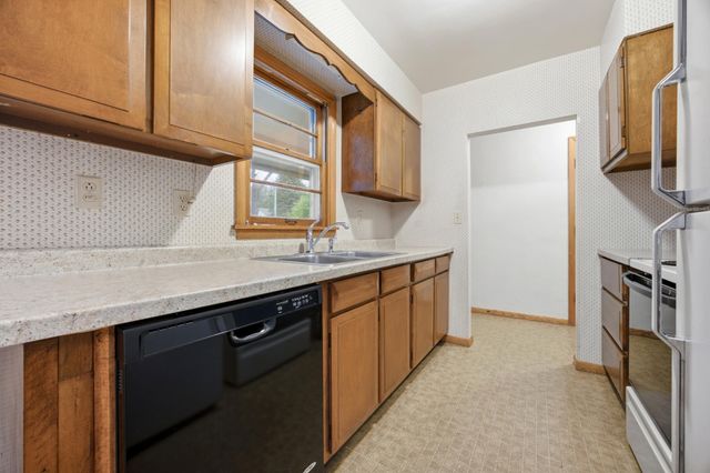 537 Maple Lane, Moorhead, MN 56560