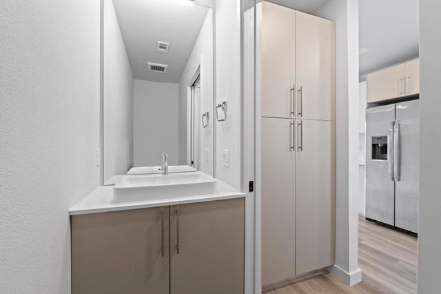 4004 Banister LN 214, Austin, TX 78704