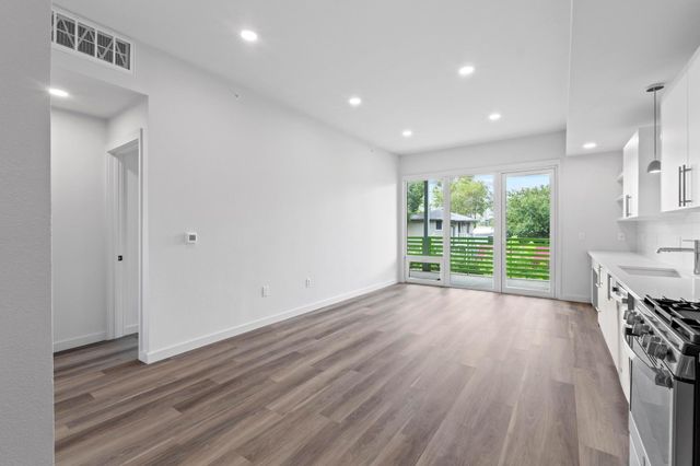 4004 Banister LN 214, Austin, TX 78704