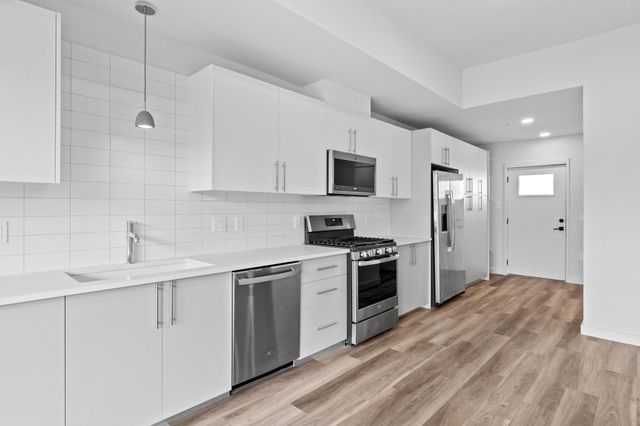 4004 Banister LN 214, Austin, TX 78704