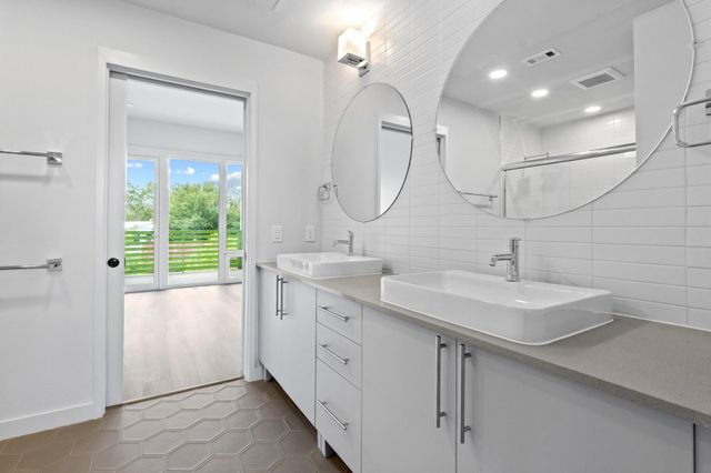 4004 Banister LN 214, Austin, TX 78704