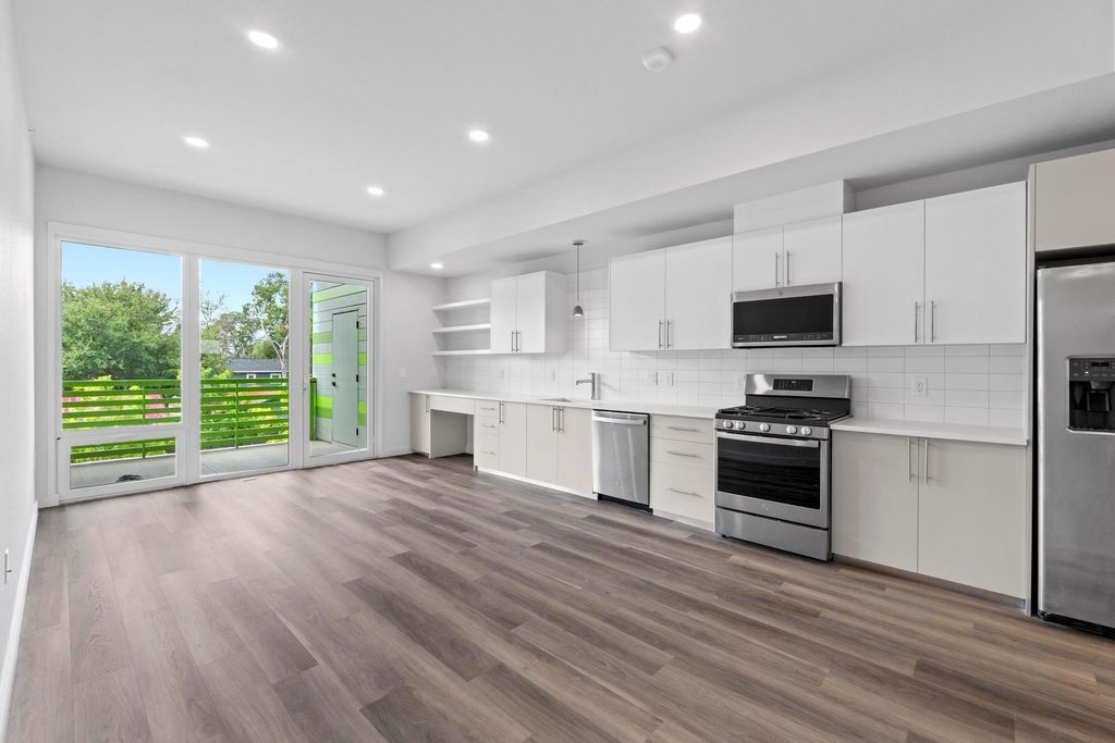 4004 Banister LN 214, Austin, TX 78704