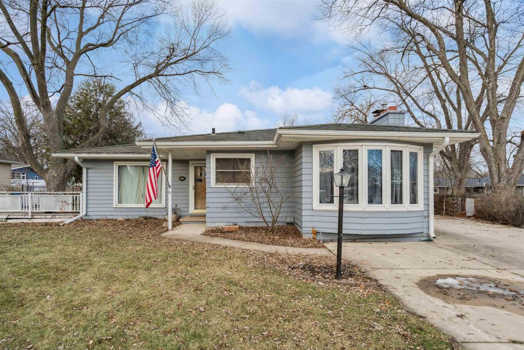 3811 Hillside Drive, Cedar Falls, IA 50613