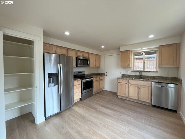 1426 Village Park Pl, West Linn, OR 97068