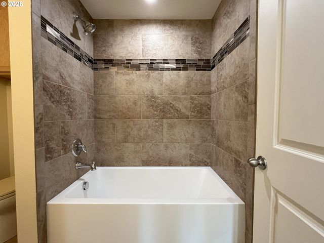 1426 Village Park Pl, West Linn, OR 97068