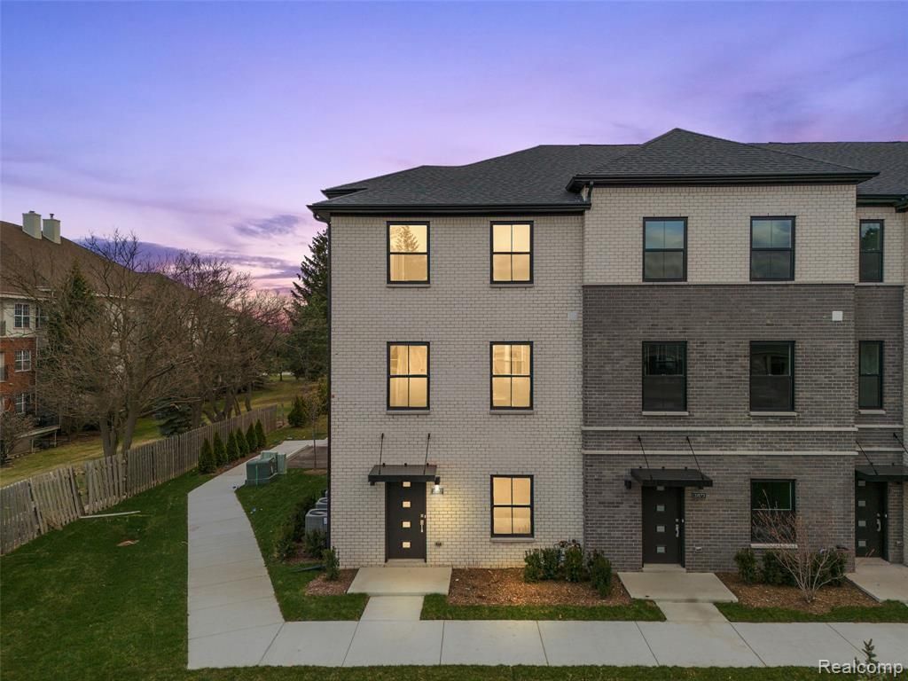 2841 Summers Place, Troy, MI 48084