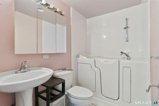 59 Courtland Avenue APT 2T, Stamford, CT 06902