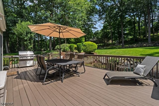 14 Fieldstone Trl, Byram Twp., NJ 07871