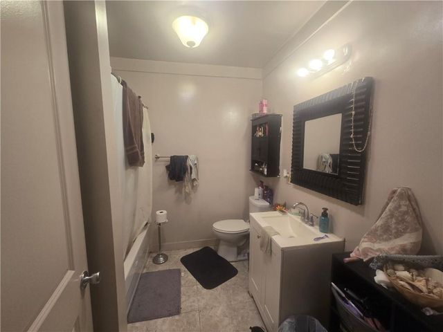 8721 ELM Avenue, Kansas City, MO 64138